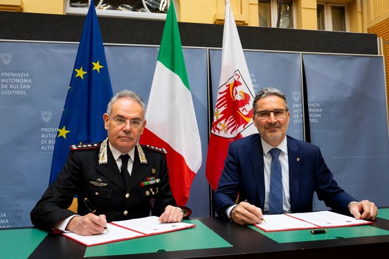 La cooperazione tradizionalmente buona tra i Carabinieri e il Corpo forestale provinciale suggellata e rafforzata per iscritto. Le competenze di entrambe le parti andranno a vantaggio della tutela dei boschi e dell'ambiente. (Foto: ASP/Fabio Brucculeri)