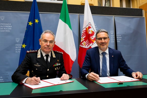 La cooperazione tradizionalmente buona tra i Carabinieri e il Corpo forestale provinciale suggellata e rafforzata per iscritto. Le competenze di entrambe le parti andranno a vantaggio della tutela dei boschi e dell'ambiente. (Foto: ASP/Fabio Brucculeri)