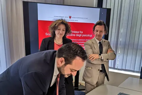 Zusammenarbeit mit Unterschriften besiegelt: Landesrat Marco Galateo, die Präsidentin der Psychologenkammer Francesca Schir und Hauptschulamtsleiter Vincenzo Gullotta. (Foto: LPA/Italienische Bildungsdirektion)