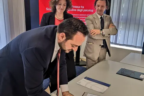 Firmato ieri (16 aprile) il protocollo d’intesa fra scuola italiana e Ordine provinciale degli psicologi. Da sinistra, il vicepresidente della Provincia Marco Galateo, la presidente provinciale Ordine psicologi Francesca Schir e il sovrintendente Vincenzo Gullotta (Foto: ASP/Dipartimento Istruzione e Formazione italiana)