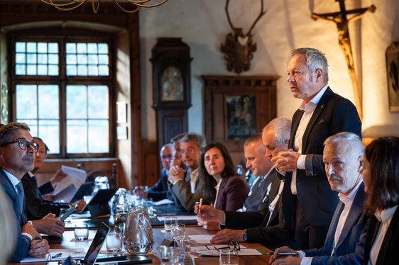 Der Präsident der Bezirksgemeinschaft Salten-Schlern Albin Kofler (Bürgermeister von Karneid) zeigt sich erfreut über die Gelegenheit des Austauschs: Das heutige Treffen war eine gute Möglichkeit für Austausch und Diskussion. Viele Themen und Fragen betreffen mehrere Gemeinden gemeinsam und wir haben dazu konkrete Antworten erhalten. Ein großes Danke gilt der Bereitschaft zum Gespräch und zur Zusammenarbeit. Wir sind mit dem heutigen Austausch sehr zufrieden und möchten gemeinsam weiterhin etwas für die Bevölkerung erreichen und voranbringen. (Foto: LPA/Fabio Brucculeri)
