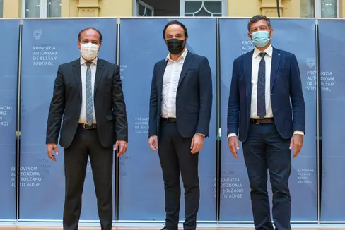 La scora mët man ai 6 de setëmber: i assessurs Vettorato, Achammer y Alfreider ti aoda a dötes les scolares y a düc i scolars n bun ann de scora nü (Foto: USP/Fabio Brucculeri)