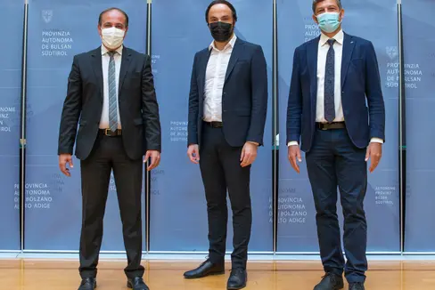 Die drei Bildungslandesräte Giuliano Vettoarto, Philipp Achammer und Daniel Alfreider wünschen den Kindergartenkindern, den Schülerinnen und Schülern sowie allen pädagogischen Fachkräften und Mitarbeitenden einen guten Start ins Bildungsjahr 2021/22. (Foto: LPA/Fabio Brucculeri)