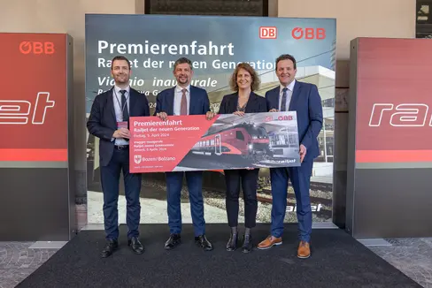 Unsere Vision ist es, den Verkehr von den Straßen auf die Schienen zu verlagern, im Interesse von Nachhaltigkeit und Sicherheit, erklärte Mobilitätslandesrat Daniel Alfreider (2.v.l.) nach der Premierenfahrt im Railjet mit Martin Vallazza (1.v.l.), Sabina Stock und dem Tiroler Landesrat René Zumtobel. (Foto: LPA/Greta Stuefer)