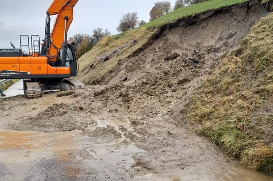 Zahlreiche Schäden an Böschungen von Straßen verzeichnet der Landesstraßendienst in diesen Tagen, das Bild entstand gestern nachmittags in Lajen. (Foto: LPA/Landesstraßendienst)