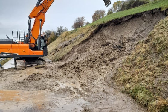 Zahlreiche Schäden an Böschungen von Straßen verzeichnet der Landesstraßendienst in diesen Tagen, das Bild entstand gestern nachmittags in Lajen. (Foto: LPA/Landesstraßendienst)