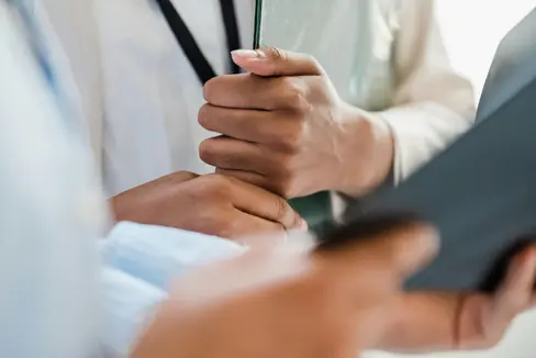 Mitarbeitende im Gesundheitsbereich stehen oft vor schwierigen Entscheidungen. Die Ethikberatung hilft durch Fallbesprechungen mit einem fachübergreifenden Team dabei, gemeinsam gute Lösungen zu finden. Die Landesregierung hat auf Vorschlag von Gesundheitslandesrat Hubert Messner beschlossen, die Ethikberatung dauerhaft in ganz Südtirol zu einzuführen. (Foto: LPA/Pexels. Das Foto darf nur in Zusammenhang mit dieser Pressemitteilung verwendet werden.)