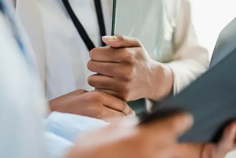 Mitarbeitende im Gesundheitsbereich stehen oft vor schwierigen Entscheidungen. Die Ethikberatung hilft durch Fallbesprechungen mit einem fachübergreifenden Team dabei, gemeinsam gute Lösungen zu finden. Die Landesregierung hat auf Vorschlag von Gesundheitslandesrat Hubert Messner beschlossen, die Ethikberatung dauerhaft in ganz Südtirol zu einzuführen. (Foto: LPA/Pexels. Das Foto darf nur in Zusammenhang mit dieser Pressemitteilung verwendet werden.)