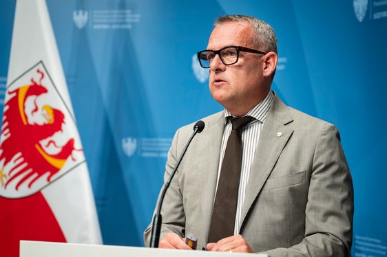 Mit dem Vorhaben schreiben wir ein neues Kapitel der Schulgeschichte. Durch die umfassende Sanierung des gesamten Schulcampus schaffen wir moderne und funktionale Räume, die den Anforderungen des Unterrichts entsprechen, sagte Hochbaulandesrat Christian Bianchi bei der Pressekonferenz nach der Sitzung der Landesregierung. (Foto: LPA/Fabio Brucculeri)