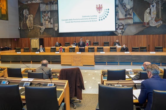 Auf die Corona-Krise, die nachhaltige Entwicklung und die Bedeutung der Autonomie legte der Landeshauptmann - neben den finanztechnischen Aspekten den Schwerpunkt in seiner Rede. (Foto: Landtag/Martin Werth)