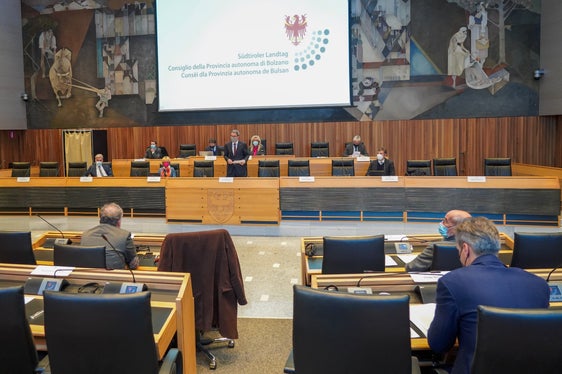 Auf die Corona-Krise, die nachhaltige Entwicklung und die Bedeutung der Autonomie legte der Landeshauptmann - neben den finanztechnischen Aspekten den Schwerpunkt in seiner Rede. (Foto: Landtag/Martin Werth)