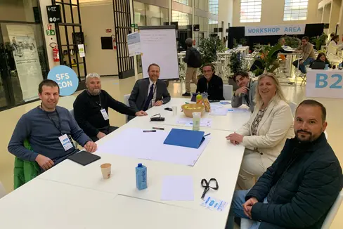 Le diretur de repartiziun Mathias Stuflesser (3. da man ciampa) cun partizipantes y partizipanc dl workshop sön ressurses digitales por lingac de mendranza. (Foto: USP/Repartiziun Aministraziun Scora y Cultura Ladina)