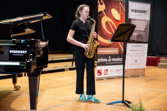 Adele Sanin (Musikschule Unterland) hat erfolgreich am Wettbewerb in Landeck teilgenommen, im Bild am Saxofon bei ihrem Wertungsspiel im Stadtsaal Landeck. (Foto: LPA/Shakesbear Photography & Art)