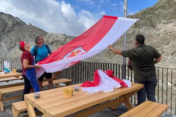 Das Land Südtirol ist Eigentümer der Stettiner Hütte. Als deren Vertreter hisste LH Kompatscher mit den Pächtern die Landesflagge. (Foto: LPA/G.News)