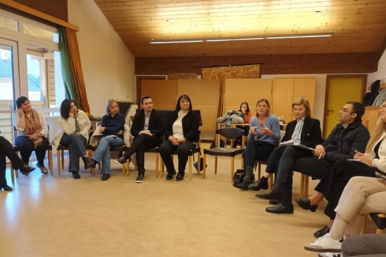 Die Besucher und Gastgeber trafen sich zu einer Feedback-Runde in der Grundschule in St. Ulrich. (Foto: LPA/Direktion Ladinische Bildung und Kultur)