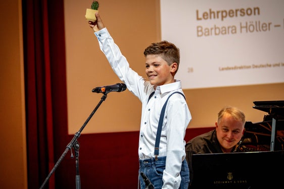 Jonas Mantinger, accompagnato al pianoforte da Andreas Benedikter, ha animato, insieme ad altri musicisti, la parte musicale. (Foto: USP/Direzione provinciale Scuola musicale tedesca e ladina/Nathan Chizzali)
