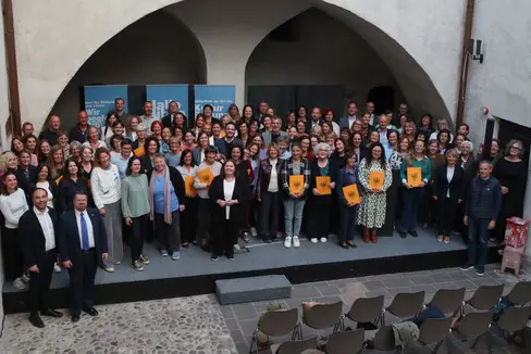 28 Öffentliche Bibliotheken und 9 Schulbibliotheken haben das Qualitätssicherungsverfahren abgeschlossen und dafür vor Kurzem das Zertifikat erhalten. (Foto: LPA/Amt für Bibliotheken und Lesen)