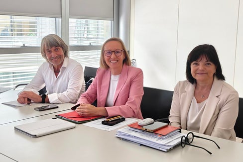Gesundheits-Landesrat Hubert Messer (im Bild von links), Arbeits-Landesrätin Magdalena Amhof und Petra Piffer, die Direktorin des Arbeitsinspektorats, haben am 9. Juni mit dem Landeskomitee für Gesundheitsschutz und Sicherheit am Arbeitsplatz zahlreiche Themen vertieft. (Foto: LPA/Ursula Pirchstaller)