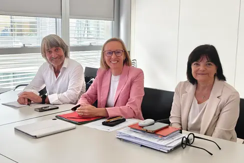 Gesundheits-Landesrat Hubert Messer (im Bild von links), Arbeits-Landesrätin Magdalena Amhof und Petra Piffer, die Direktorin des Arbeitsinspektorats, haben am 9. Juni mit dem Landeskomitee für Gesundheitsschutz und Sicherheit am Arbeitsplatz zahlreiche Themen vertieft. (Foto: LPA/Ursula Pirchstaller)