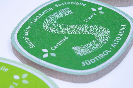 Sostenibilità in tre livelli, dal verde chiaro (livello 1) al verde scuro (livello 3). Il turismo è il primo, seguito dall'artigianato. L'obiettivo è quello di includere tutti i settori dell'Alto Adige e di definire criteri di sostenibilità per ogni area. (Foto: ASP/Fabio Brucculeri)