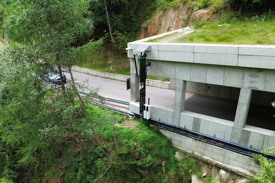 I segnali di telefonia mobile dei quattro operatori vengono ricevuti dall'attuale sito di trasmissione di Madonna di Senales e convogliati tramite fibra ottica a due antenne, dove vengono amplificati e trasmessi tramite un sistema comune: qui quella realizzata presso la galleria di Infangl. (Foto: RAS)