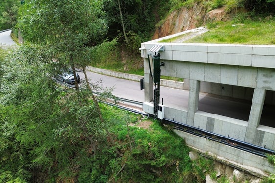 I segnali di telefonia mobile dei quattro operatori vengono ricevuti dall'attuale sito di trasmissione di Madonna di Senales e convogliati tramite fibra ottica a due antenne, dove vengono amplificati e trasmessi tramite un sistema comune: qui quella realizzata presso la galleria di Infangl. (Foto: RAS)