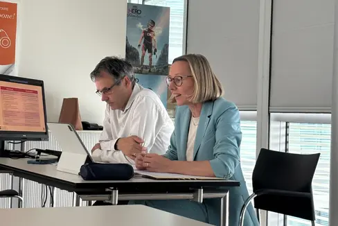 Stefan Luther, der Direktor der Abteilung Arbeitsmarktservice und Arbeits-Landesrätin Magdalena Amhof im Rahmen der jüngsten Sitzung der Landesarbeitskommission. (Foto: LPA/Abteilung Arbeitsmarktservice)
