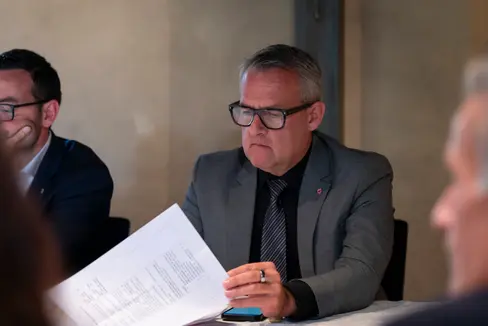 Investitionen, wie das neue Pflegeheim Cura Resort oder die Aufwertung des Pferderennplatzes, würden die Lebensqualität verbessern, die Dienstleistungen stärken und das Gebiet aufwerten, hob Landesrat Christian Bianchi mit Blick auf anstehende Projekte im Burggrafenamt hervor. (Foto: LPA/Fabio Brucculeri)