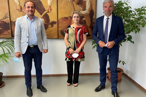 Wollen sich für einen gemeinsamen Ordnungsrahmen der Wasserpolitik in der Europäischen Union einsetzen: (v.l.) LR Vettorato, Colaizzi, Schuler. (Foto: LPA/Noemi Prinoth)