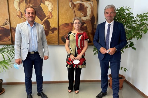 Wollen sich für einen gemeinsamen Ordnungsrahmen der Wasserpolitik in der Europäischen Union einsetzen: (v.l.) LR Vettorato, Colaizzi, Schuler. (Foto: LPA/Noemi Prinoth)