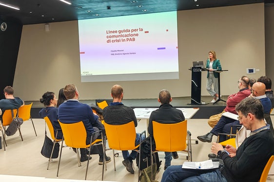 La direttrice dell'Agenzia di stampa e comunicazione della Provincia, Claudia Messner, ha introdotto il tema della comunicazione di crisi. (Foto: USP/Ursula Pirchstaller)