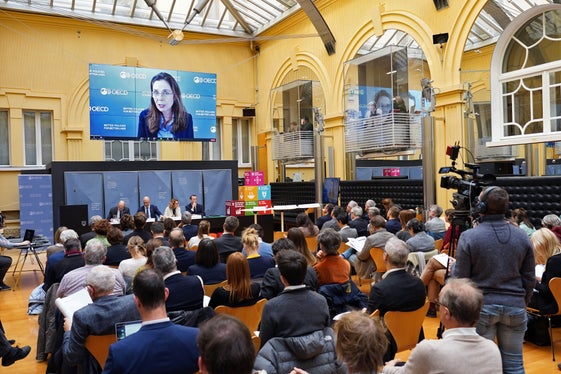 La necessità di portare avanti un approccio comune è stata confermata anche da Lamia Kamal-Chaoui, direttrice del Centro OCSE per l'Imprenditorialità, le PMI, le Regioni e la Città di Parigi, collegata da remoto: La provincia di Bolzano rappresenta un esempio di come un territorio possa sviluppare al meglio questo quadro di azione orientato al miglioramento degli aspetti economici, sociali e ambientali. (Foto: ASP/Fabio Brucculeri)