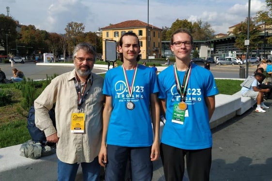 Im Bild (von links) der Landeskoordinator der Informatikolympiade Karl Lunger mit den Medaillengewinnern der gesamtstaatlichen Informatikolympiade David Mairhofer und Emil Bertrand Mair. (Foto: LPA/Siglinde Doblander)