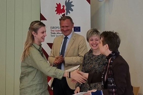 I responsabili dell'Ufficio di Rappresentanza a Bruxelles hanno consegnato un diploma a tutti gli studenti: da sinistra la studentessa Giulia Consoni con Richard Seeber (direttore Tirolo), Katharina Lonardi e Vesna Caminades (direttrici Trentino e Alto Adige). (Foto: Euregio)