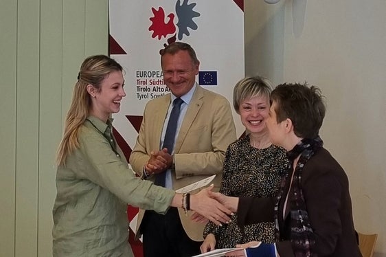 I responsabili dell'Ufficio di Rappresentanza a Bruxelles hanno consegnato un diploma a tutti gli studenti: da sinistra la studentessa Giulia Consoni con Richard Seeber (direttore Tirolo), Katharina Lonardi e Vesna Caminades (direttrici Trentino e Alto Adige). (Foto: Euregio)