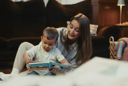 Il nuovo spot Nati per Leggere Alto Adige-Südtirol, realizzato per sensibilizzare sull'importanza dei libri nei primi anni di vita, sarà diffuso al cinema e sui social media fino alla fine del mese di gennaio. (Foto: USP)
