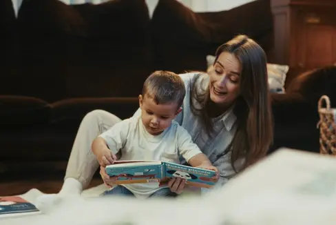 Il nuovo spot Nati per Leggere Alto Adige-Südtirol, realizzato per sensibilizzare sull'importanza dei libri nei primi anni di vita, sarà diffuso al cinema e sui social media fino alla fine del mese di gennaio. (Foto: USP)