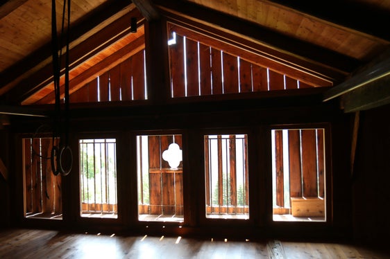 Le offerte formative della Fondazione sono un prezioso complemento all'offerta formativa delle scuole e un ulteriore tassello del nostro panorama formativo. Consentono ai bambini e ai giovani nuove forme di partecipazione e li aiutano a scoprire e sviluppare le loro capacità in modo diversificato, afferma l'assessore provinciale all'istruzione Philipp Achammer. Nella foto il Burgerhof idi Braies. (Foto: USP/Direzione Istruzione e formazione tedesca)