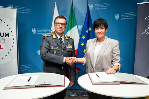 Durch ein Abkommen zwischen Land und Finanzpolizei soll die Agentur für Wohnbauaufsicht AWA Verstärkung für ihre Kontrolltätigkeit bekommen. Wohnbaulandesrätin Ulli Mair und der Regionalkommandant der Finanzpolizei Gavino Putzu (im Bild) haben im Palais Widmann in Bozen das Abkommen unterzeichnet. (Foto: LPA/Fabio Brucculeri)