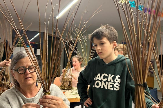 Uno sguardo all'ampia offerta del programma di cultura giovanile 2024/2025: l'intreccio del salice a Terlano. (Foto: USP/Ufficio Servizio giovani)