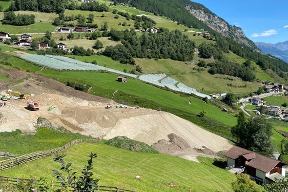 Mit der Errichtung des Schutzdammes durch das Landesamt für Wildbach- und Lawinenverbauung West wird der Schutz des Dorfes bei einem Abgang der Eberhöfer Lawine verstärkt. (Foto: LPA/Noemi Prinoth)