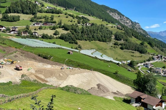 Mit der Errichtung des Schutzdammes durch das Landesamt für Wildbach- und Lawinenverbauung West wird der Schutz des Dorfes bei einem Abgang der Eberhöfer Lawine verstärkt. (Foto: LPA/Noemi Prinoth)