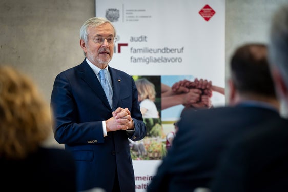 Familienfreundliche Maßnahmen stellen einen echten Mehrwert dar, der die Attraktivität eines Unternehmens am Arbeitsmarkt deutlich erhöht, hielt Handelskammerpräsident Michl Ebner bei der Verleihung fest. (Foto: LPA/Fabio Brucculeri)