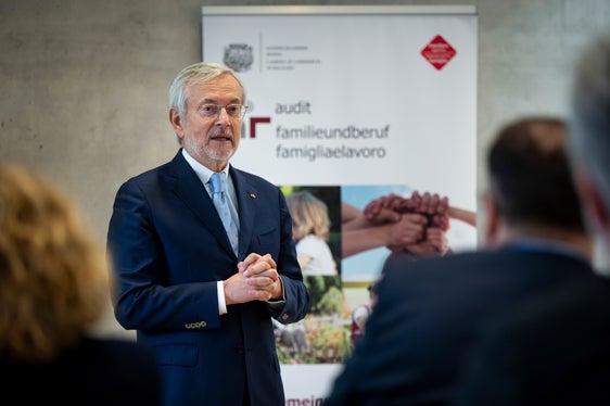 “Le misure a favore delle famiglie rappresentano un vero valore aggiunto che aumenta notevolmente l'attrattiva di un'azienda sul mercato del lavoro”, ha affermato il presidente della Camera di commercio Michl Ebner durante la cerimonia di premiazione. (Foto: USP/Fabio Brucculeri)
