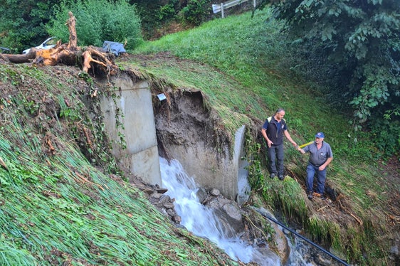Im Ederbach in der Örtlichkeit Matatz in der Gemeinde St. Martin in Passeier ist nach einem nächtlichen Murgang die Wildbachverbauung im Einsatz. (Foto: LPA/Landesamt für Wildbach- und Lawinenverbauung West)