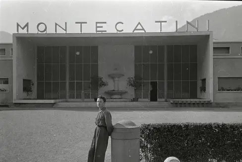 La fabbrica Montecatini fu costruita nel 1924 alla foce del torrente Sinigo, che dà il nome al paese situato a sud di Merano, un'area allora rurale e paludosa. (Foto: Sisto Sisti/Archivio provinciale)
