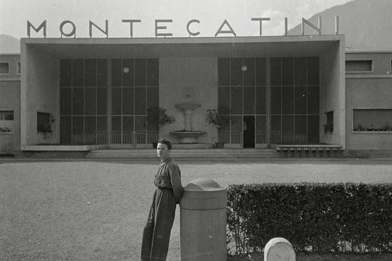 Sisto Sisti (1906–1981), Angestellter des Montecatini-Werks und autodidaktischer Fotograf, hinterließ über 13.000 Bilder, die heute im Landesarchiv Bozen aufbewahrt werden. Sisti porträtierte nicht nur die Fabrik und die Arbeit im Werk, sondern verschiedenste Aspekte des Lebens im Dorf und schuf so ein wertvolles Mosaik des Lebens tausender Arbeiter und ihrer Familien.