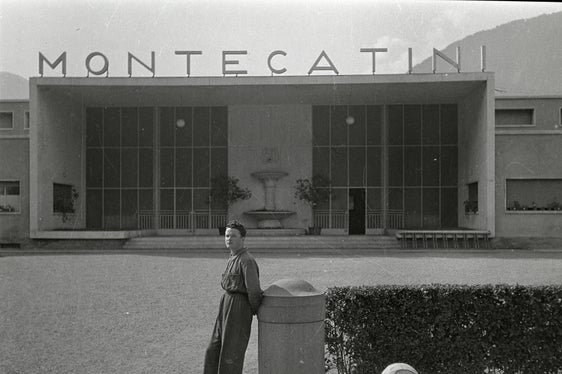 La fabbrica Montecatini fu costruita nel 1924 alla foce del torrente Sinigo, che dà il nome al paese situato a sud di Merano, un'area allora rurale e paludosa. (Foto: Sisto Sisti/Archivio provinciale)