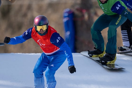 Dopo l’oro centrato domenica scorsa nello snowboard cross, Emanuel Perathoner è salito sul gradino più alto del podio anche nella prova banked slalom uomini SB-LL2 ai Giochi Paralimpici Invernali di Milano Cortina 2026, al termine di una gara perfetta e dominata, fin dalla manche iniziale. (Foto: Facebook Emanuel Perathoner)
