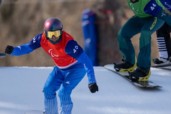 Dopo l’oro centrato domenica scorsa nello snowboard cross, Emanuel Perathoner è salito sul gradino più alto del podio anche nella prova banked slalom uomini SB-LL2 ai Giochi Paralimpici Invernali di Milano Cortina 2026, al termine di una gara perfetta e dominata, fin dalla manche iniziale. (Foto: Facebook Emanuel Perathoner)